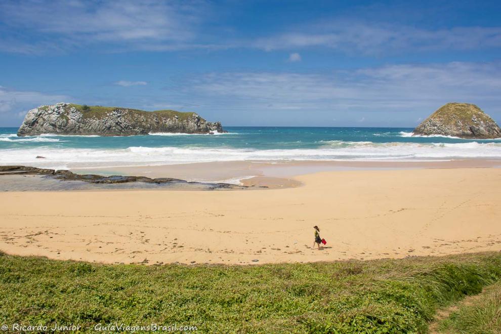 Imagem de uma turista chegando nas areias da bela Praia do Leão.
